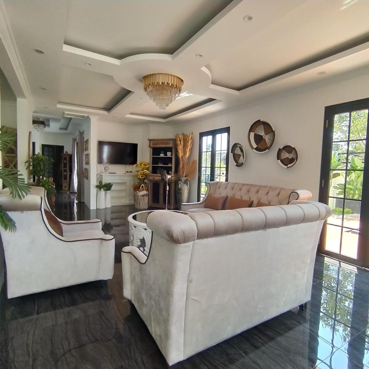 Villa Kota Bunga Malini 7 Cinengangirang Exterior photo